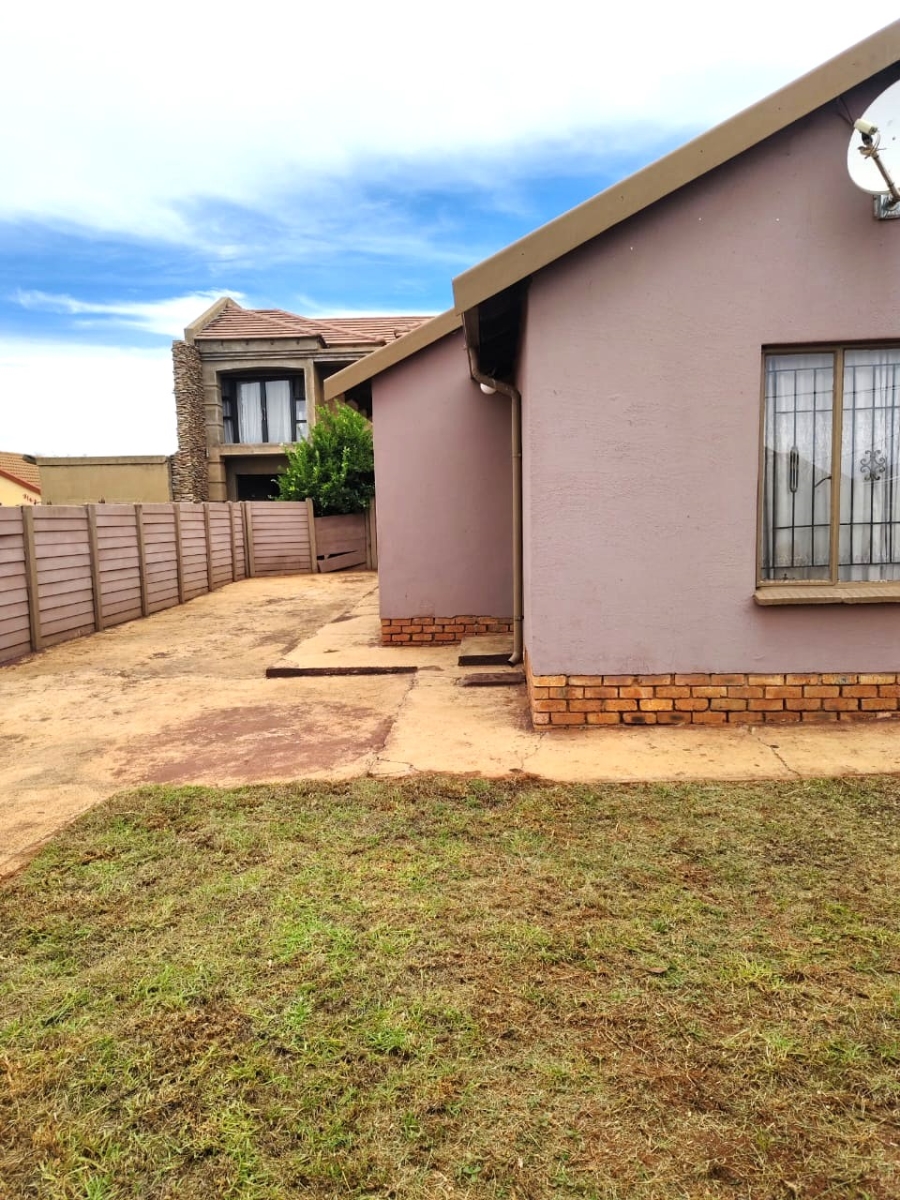 3 Bedroom Property for Sale in Clayville Gauteng