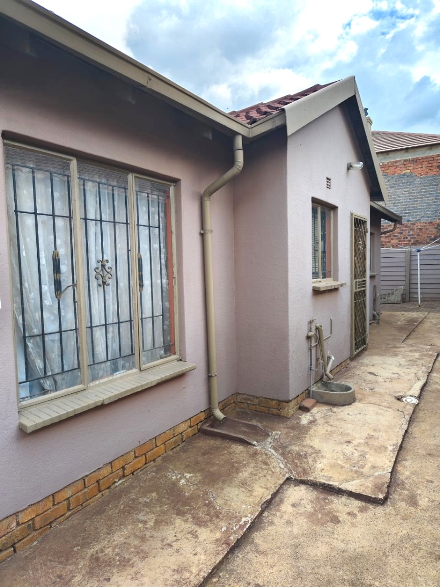 3 Bedroom Property for Sale in Clayville Gauteng
