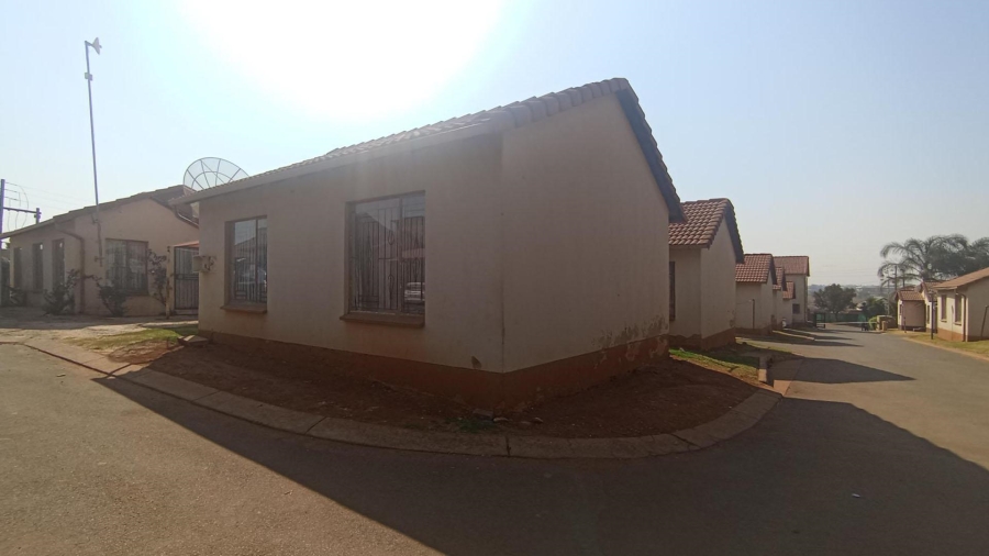 2 Bedroom Property for Sale in Clayville Gauteng