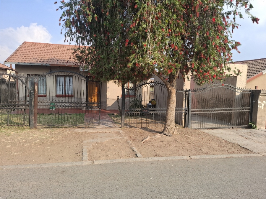 4 Bedroom Property for Sale in Kaalfontein Gauteng