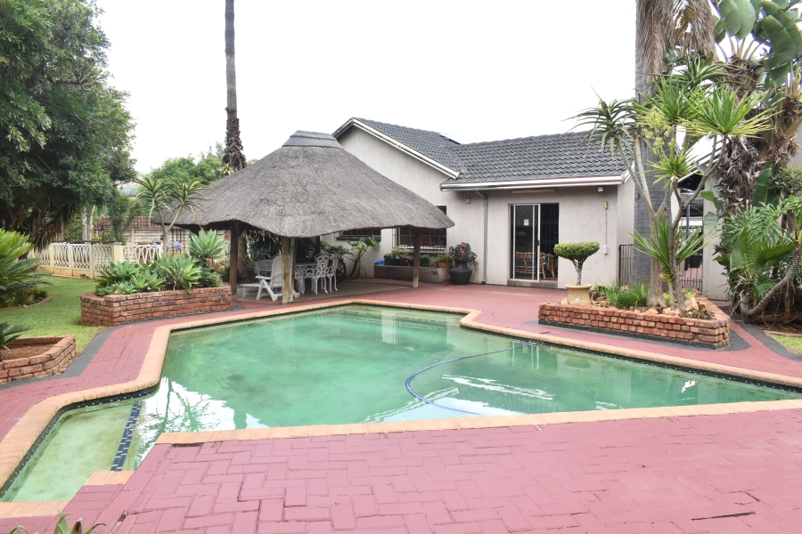 5 Bedroom Property for Sale in Karenpark Gauteng