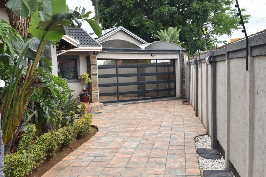 5 Bedroom Property for Sale in Karenpark Gauteng