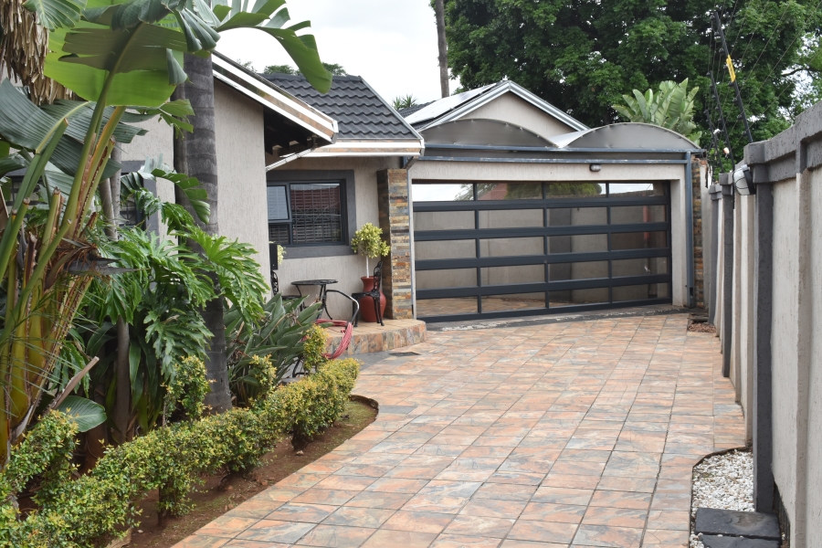5 Bedroom Property for Sale in Karenpark Gauteng