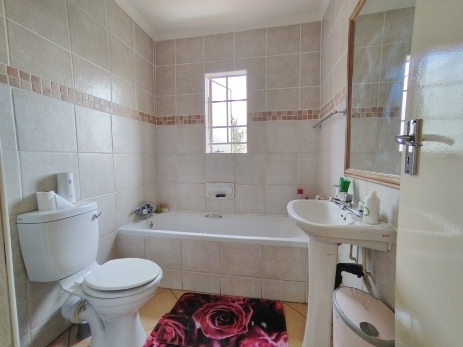 2 Bedroom Property for Sale in Die Hoewes Gauteng
