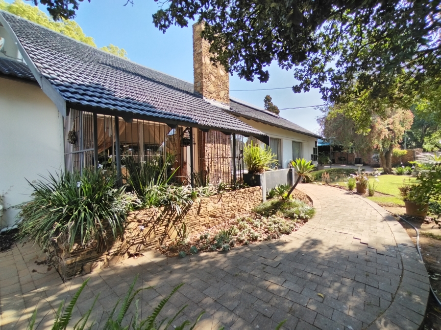 5 Bedroom Property for Sale in Maroelana Gauteng