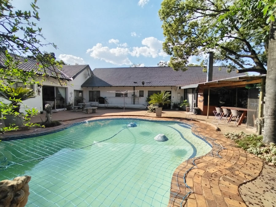 5 Bedroom Property for Sale in Maroelana Gauteng