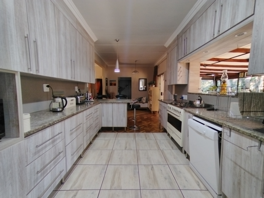 5 Bedroom Property for Sale in Maroelana Gauteng