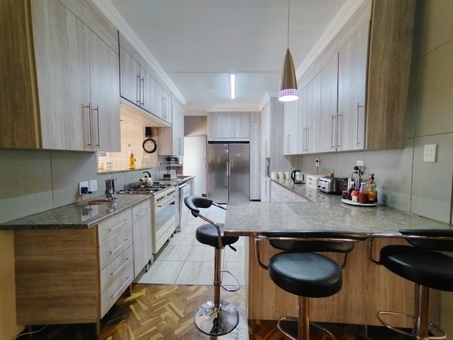 5 Bedroom Property for Sale in Maroelana Gauteng