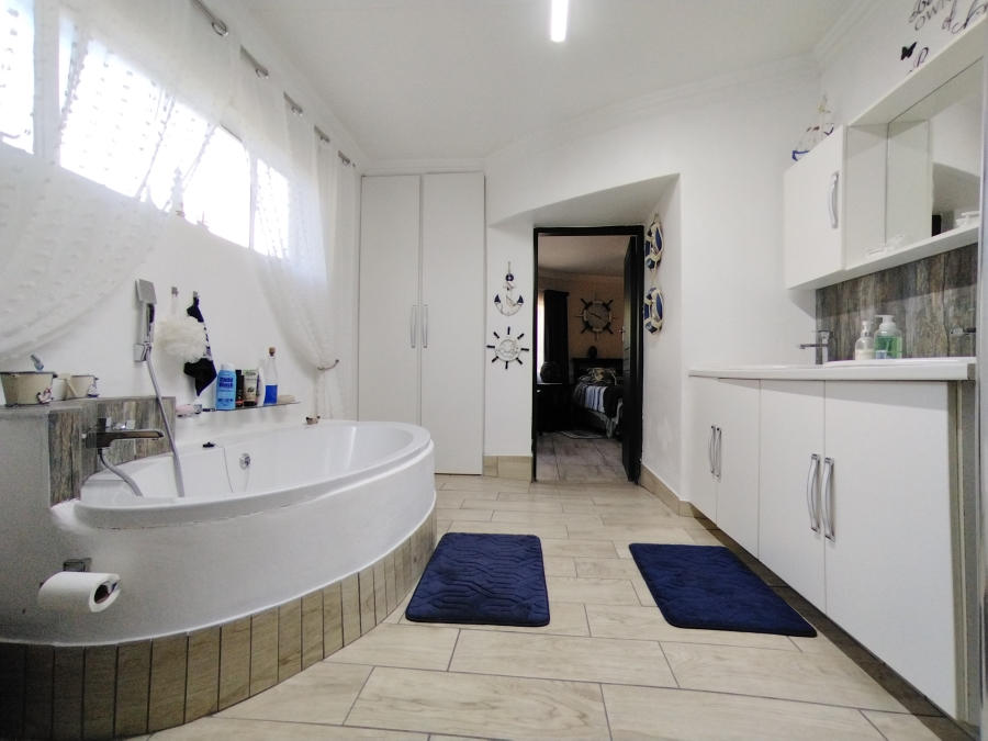 5 Bedroom Property for Sale in Maroelana Gauteng