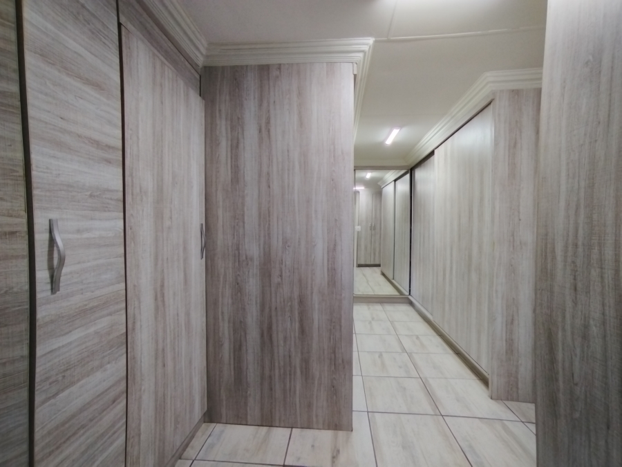 5 Bedroom Property for Sale in Maroelana Gauteng