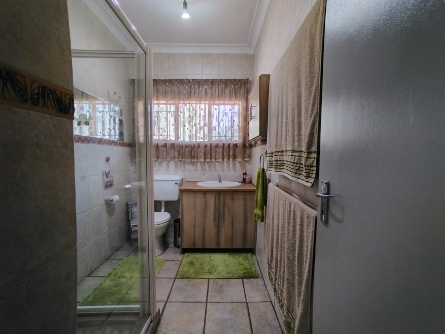 5 Bedroom Property for Sale in Maroelana Gauteng
