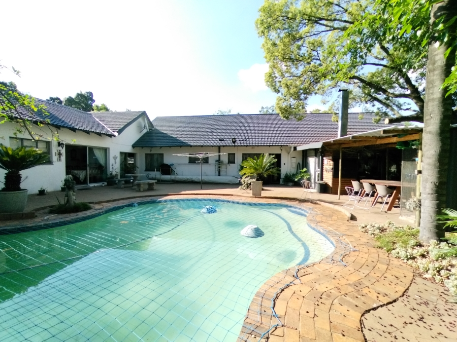 5 Bedroom Property for Sale in Maroelana Gauteng
