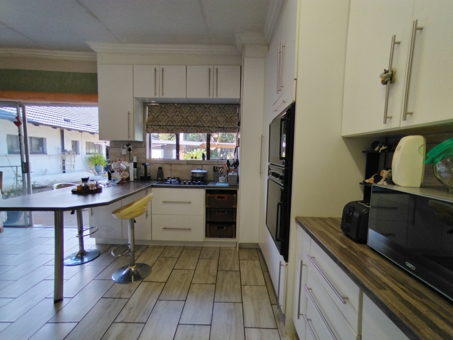 5 Bedroom Property for Sale in Maroelana Gauteng