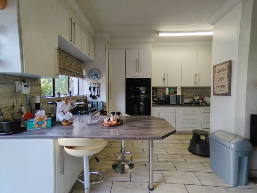 5 Bedroom Property for Sale in Maroelana Gauteng