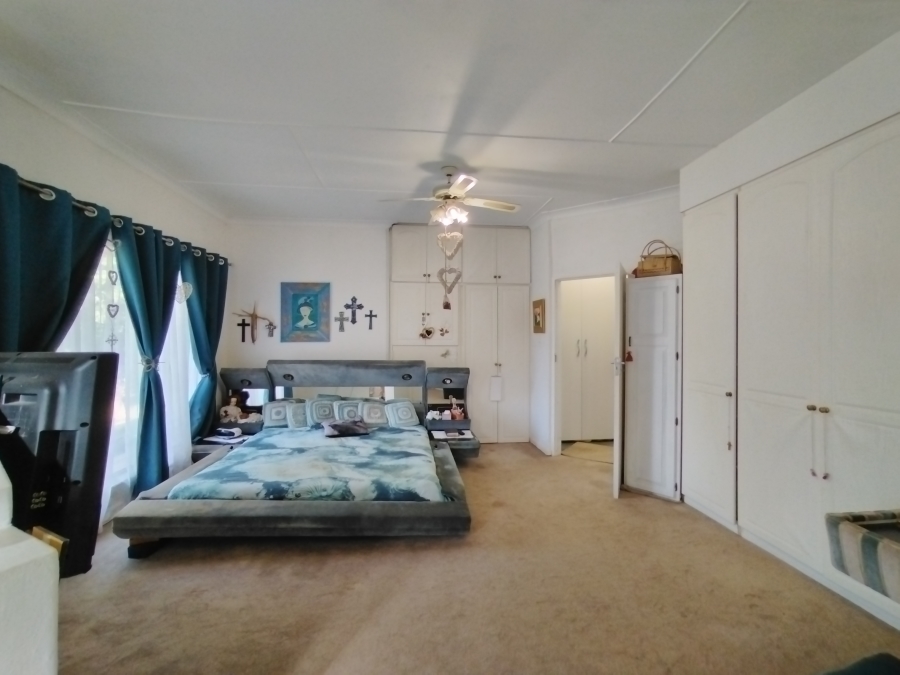 5 Bedroom Property for Sale in Maroelana Gauteng