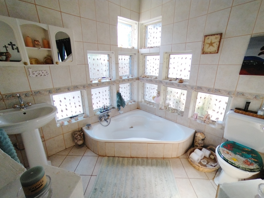 5 Bedroom Property for Sale in Maroelana Gauteng