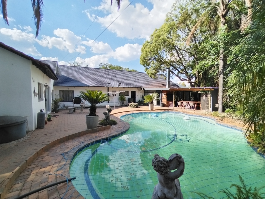 5 Bedroom Property for Sale in Maroelana Gauteng
