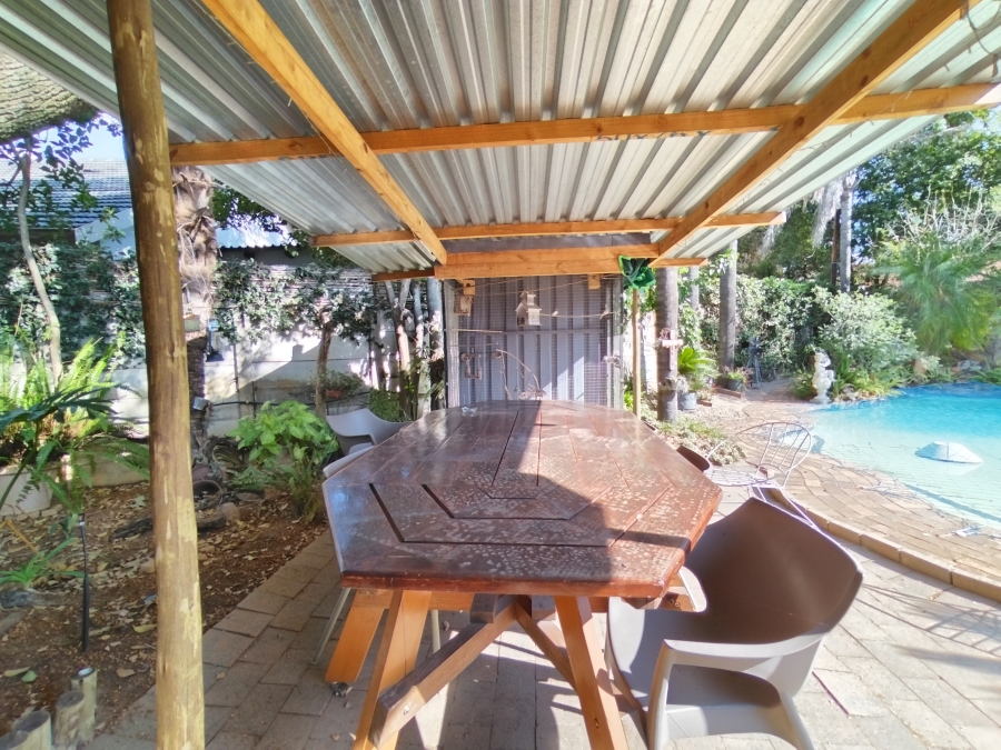 5 Bedroom Property for Sale in Maroelana Gauteng