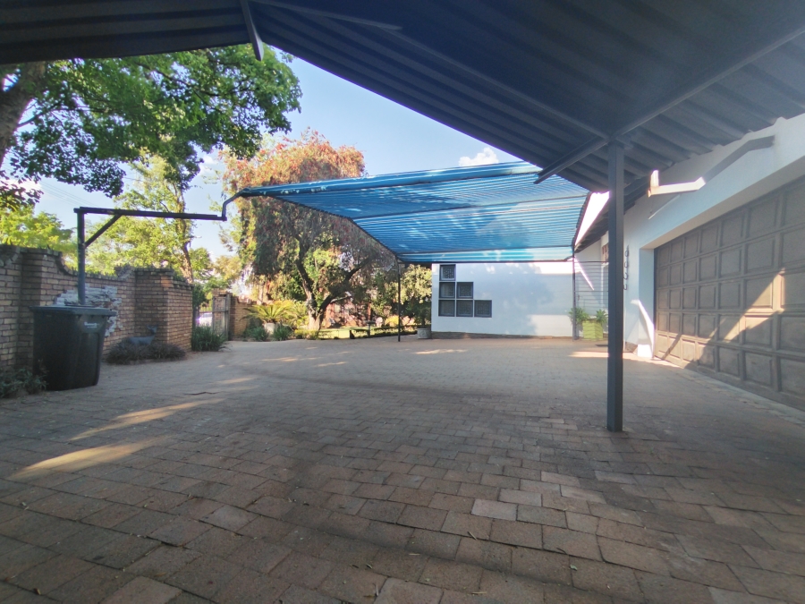 5 Bedroom Property for Sale in Maroelana Gauteng