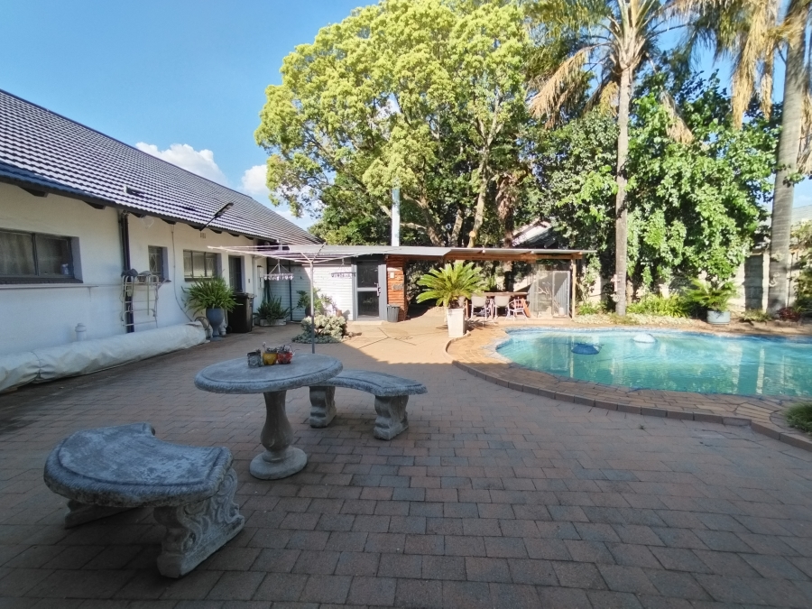 5 Bedroom Property for Sale in Maroelana Gauteng