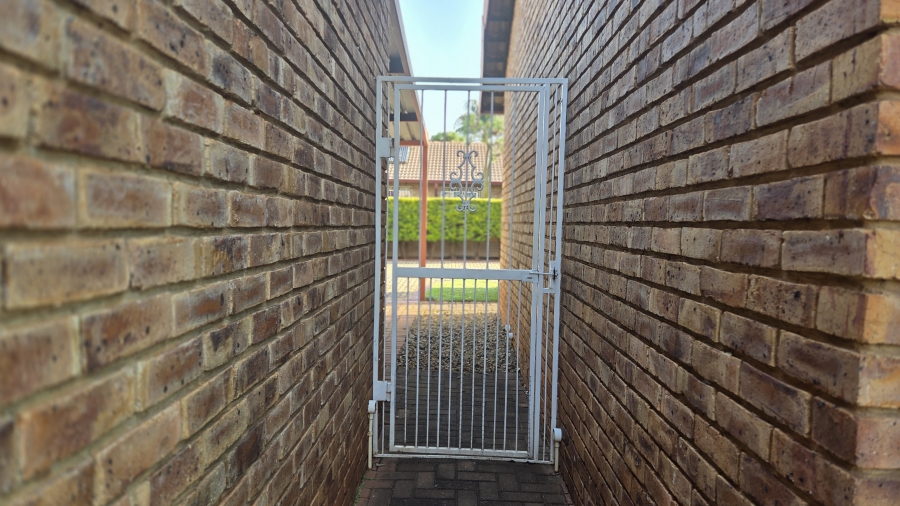 2 Bedroom Property for Sale in Doornpoort Gauteng