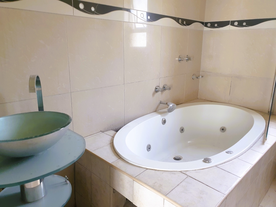 5 Bedroom Property for Sale in Heuwelsig Estate Gauteng