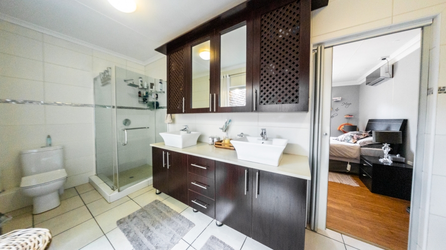 4 Bedroom Property for Sale in Eldoraigne Gauteng