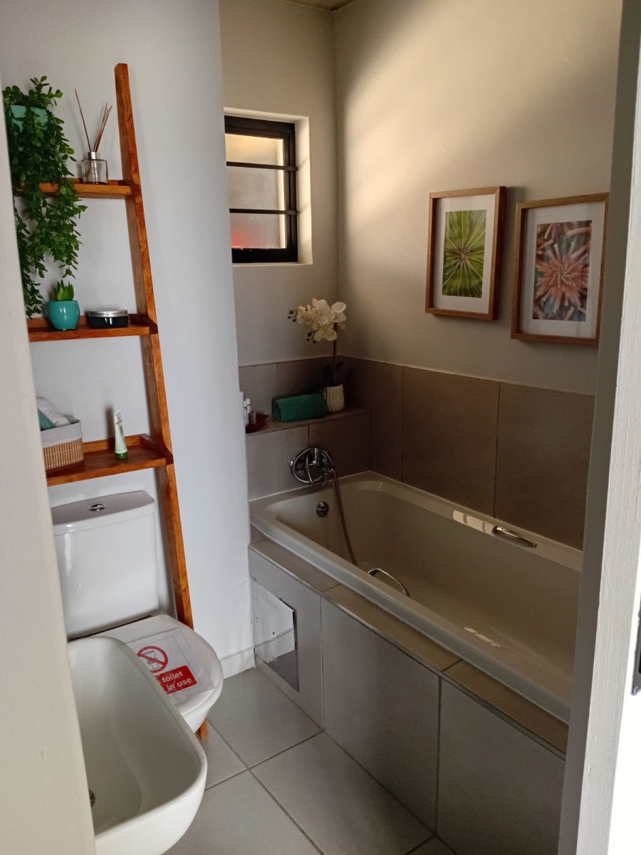 To Let 2 Bedroom Property for Rent in Fleurhof Gauteng