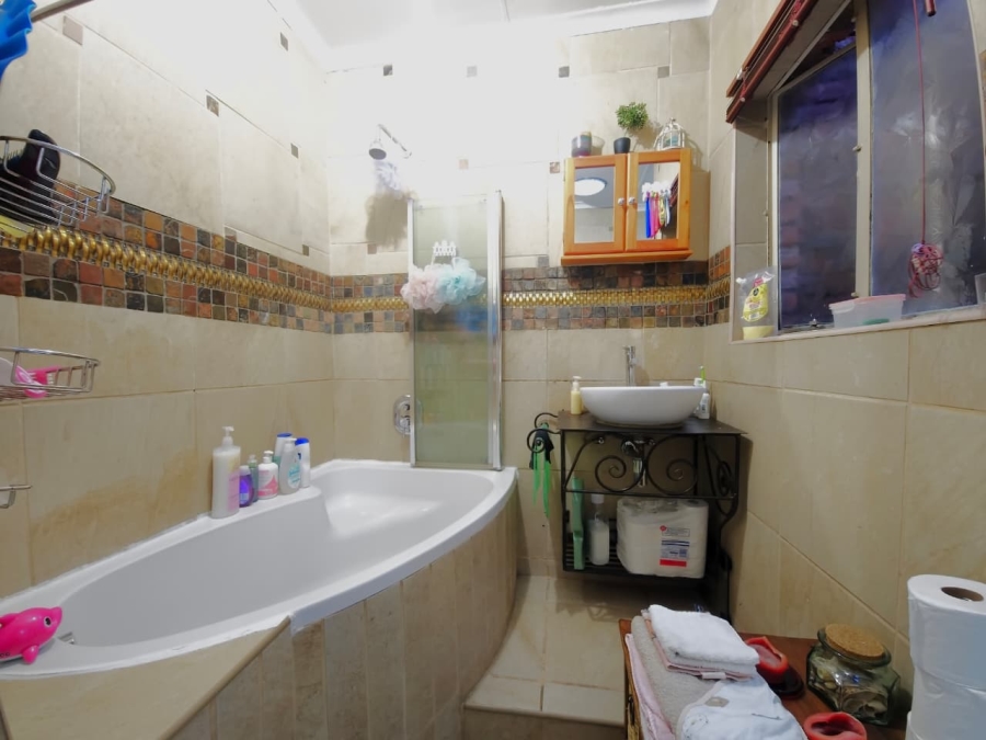 2 Bedroom Property for Sale in Dorandia Gauteng