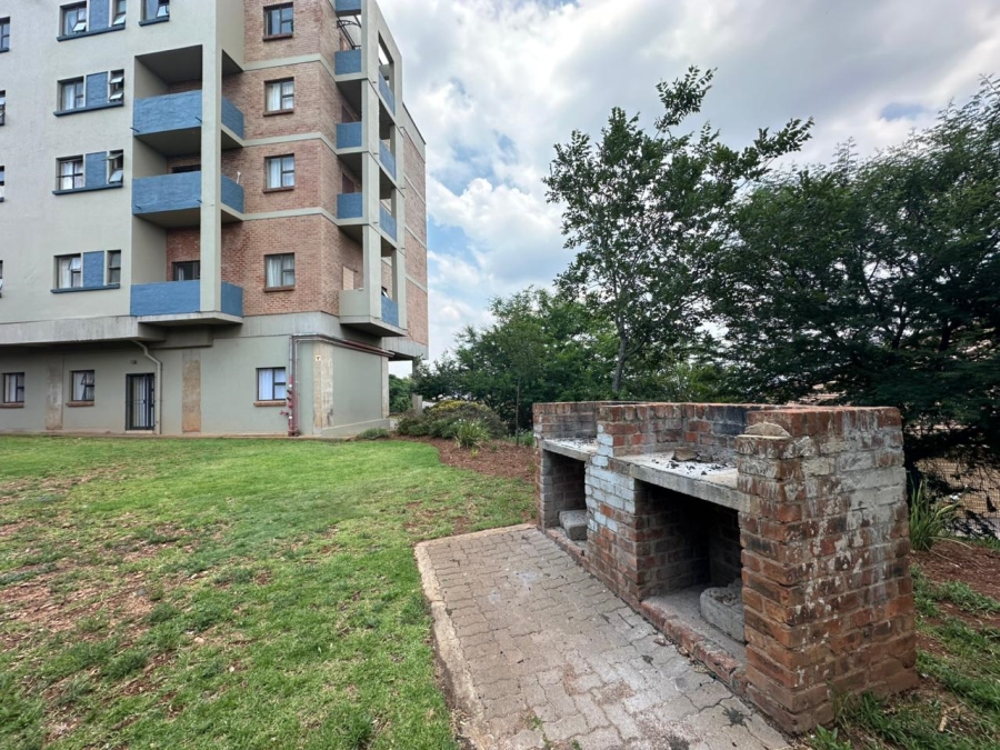1 Bedroom Property for Sale in Die Hoewes Gauteng