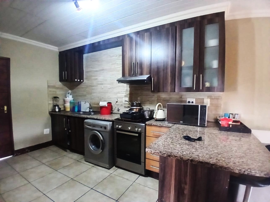 To Let 2 Bedroom Property for Rent in Waverley Gauteng