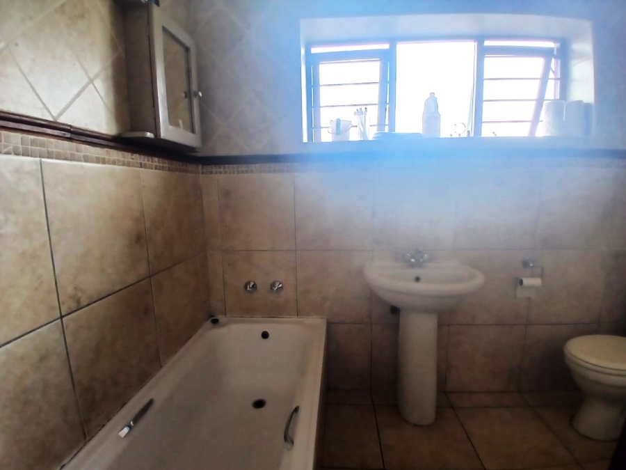 To Let 2 Bedroom Property for Rent in Waverley Gauteng