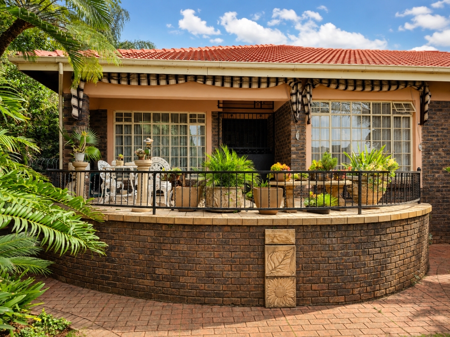 6 Bedroom Property for Sale in Florauna Gauteng