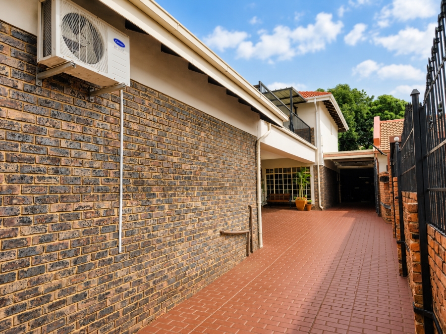 6 Bedroom Property for Sale in Florauna Gauteng