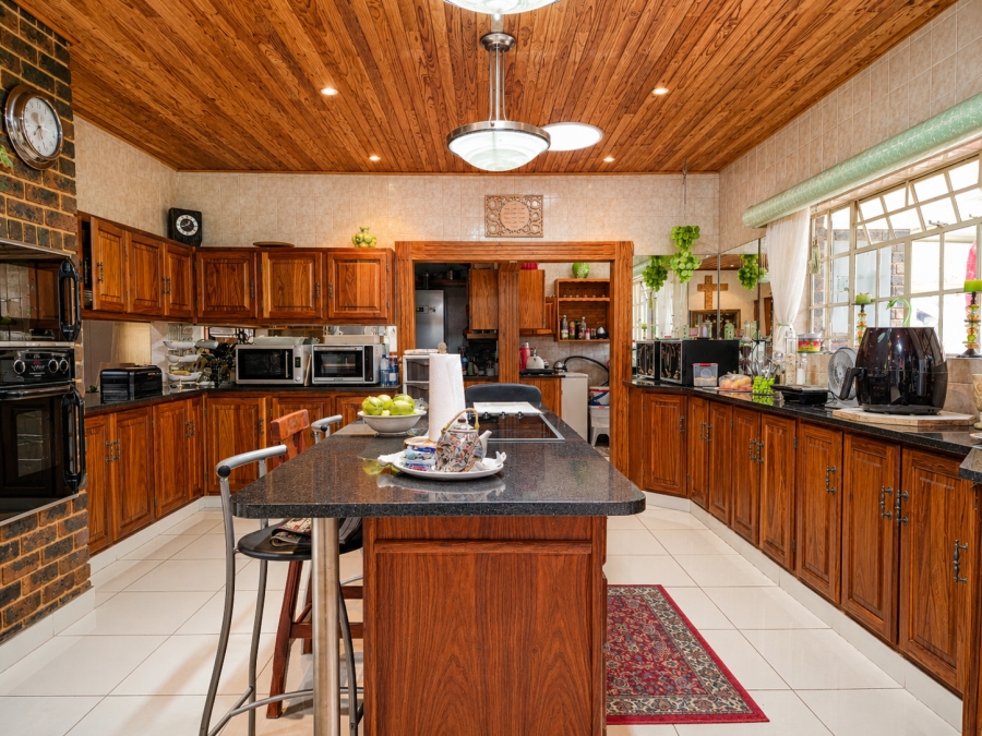 6 Bedroom Property for Sale in Florauna Gauteng
