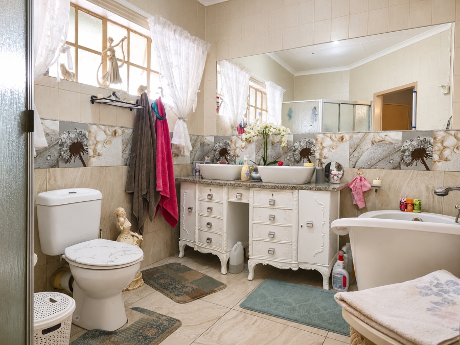 6 Bedroom Property for Sale in Florauna Gauteng