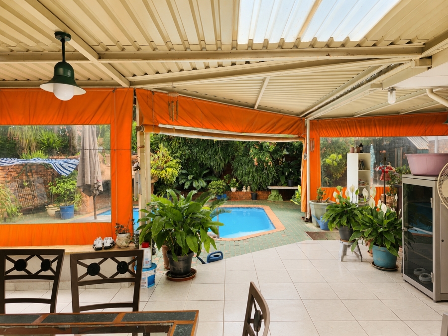 6 Bedroom Property for Sale in Florauna Gauteng