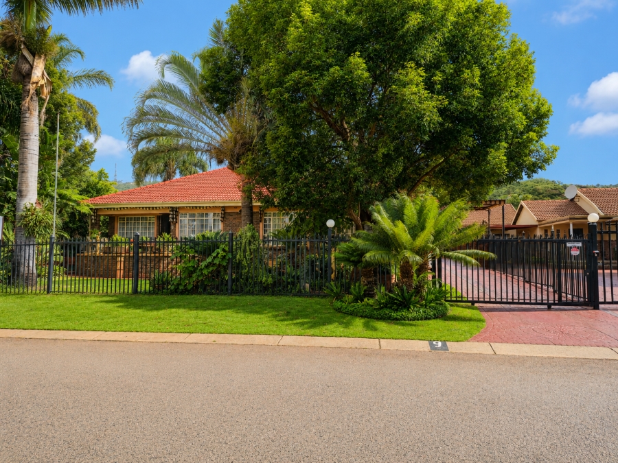 6 Bedroom Property for Sale in Florauna Gauteng
