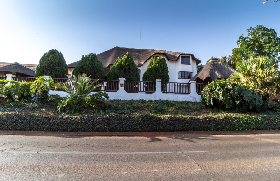 To Let 6 Bedroom Property for Rent in Waverley Gauteng