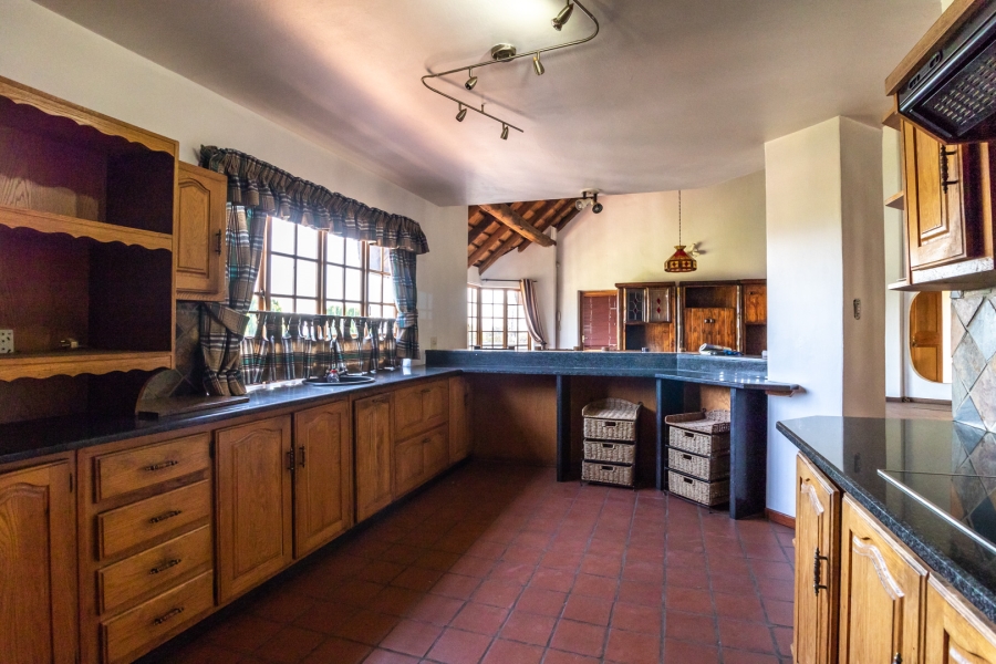 To Let 6 Bedroom Property for Rent in Waverley Gauteng