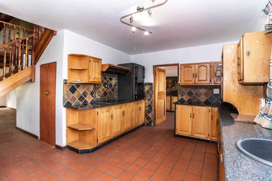 To Let 6 Bedroom Property for Rent in Waverley Gauteng