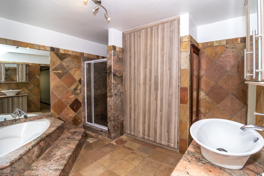 To Let 6 Bedroom Property for Rent in Waverley Gauteng