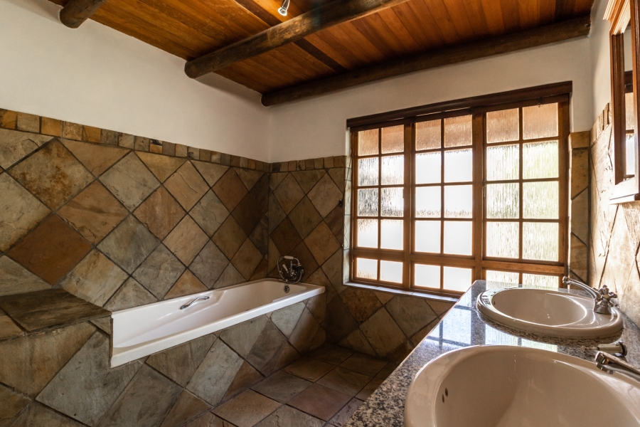 To Let 6 Bedroom Property for Rent in Waverley Gauteng