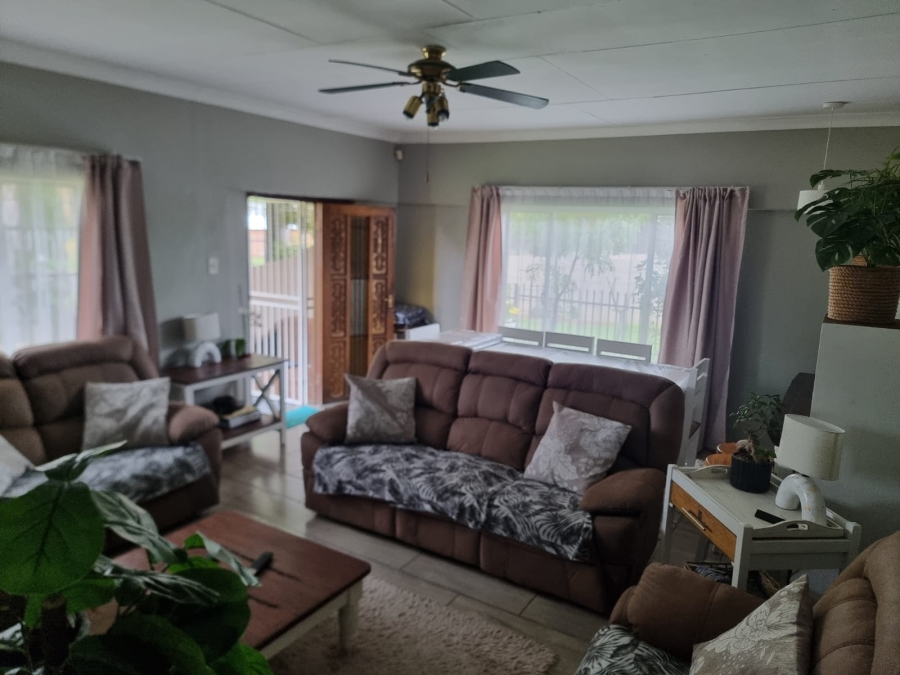 To Let 2 Bedroom Property for Rent in Waverley Gauteng