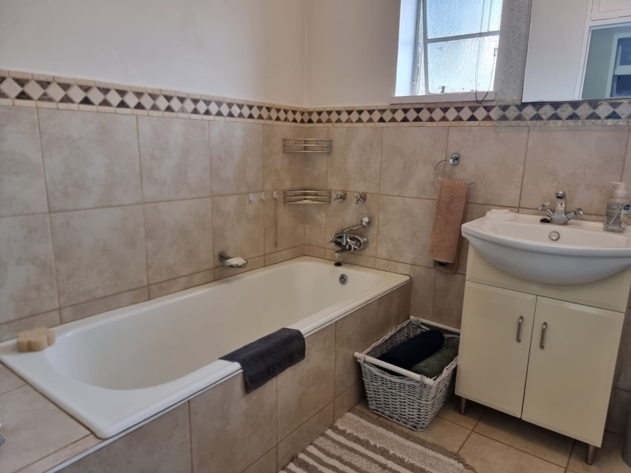 To Let 2 Bedroom Property for Rent in Waverley Gauteng