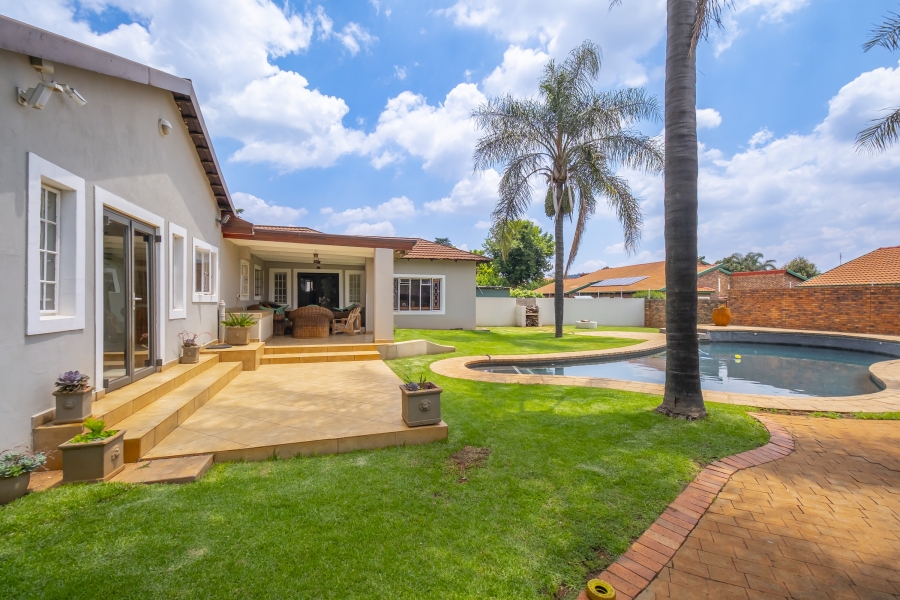 6 Bedroom Property for Sale in Weltevreden Park Gauteng