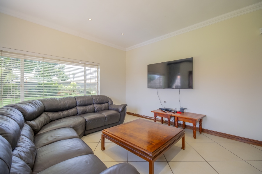 6 Bedroom Property for Sale in Weltevreden Park Gauteng
