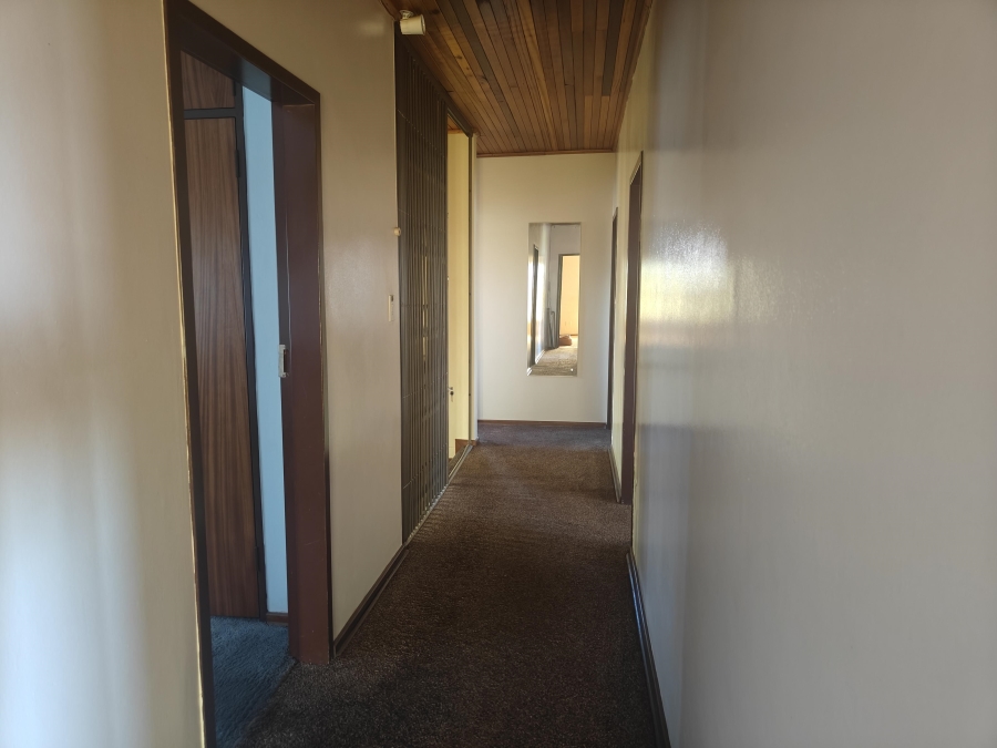 5 Bedroom Property for Sale in Laudium Gauteng