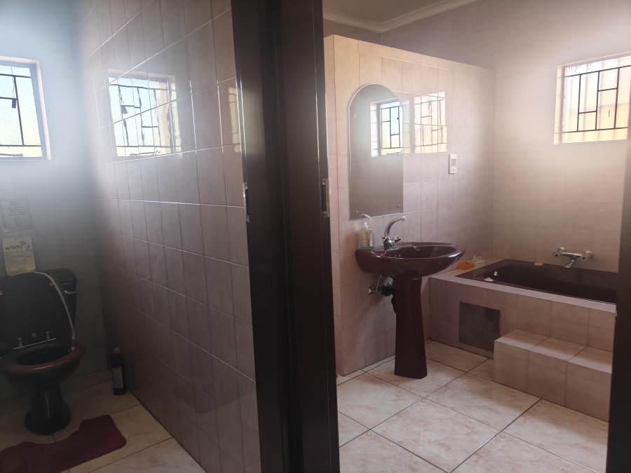 5 Bedroom Property for Sale in Laudium Gauteng