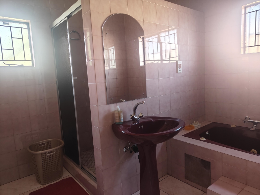 5 Bedroom Property for Sale in Laudium Gauteng